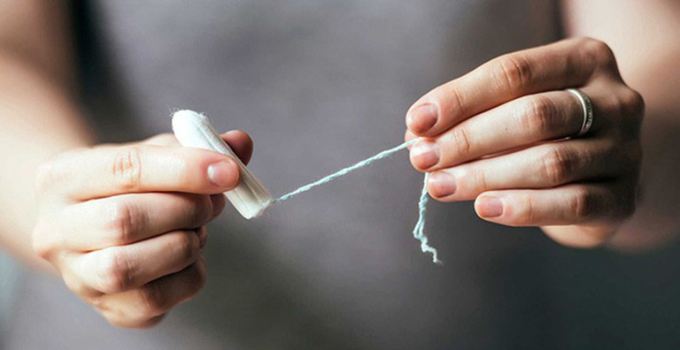 Hạn chế dùng tampon khi bị viêm âm đạo