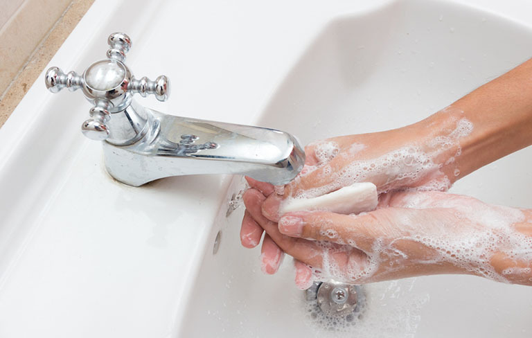 Rửa tay thật sạch bằng xà phòng sát khuẩn trước khi đặt thuốc vào âm đạo