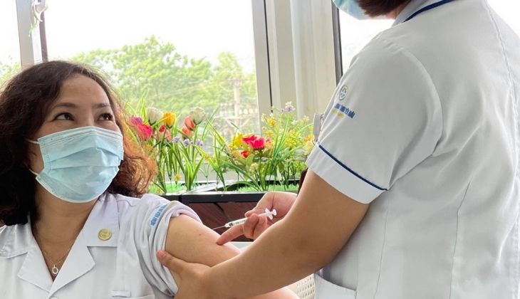 BSCKII Trần Lan Anh- Giám đốc BVĐK Yên Bái tiêm chủng vắc xin phòng COVID-19 trong ngày 22/4. Cũng trong ngày 22/4 đã có 111 người tại BVĐK Yên Bái tiêm chủng.