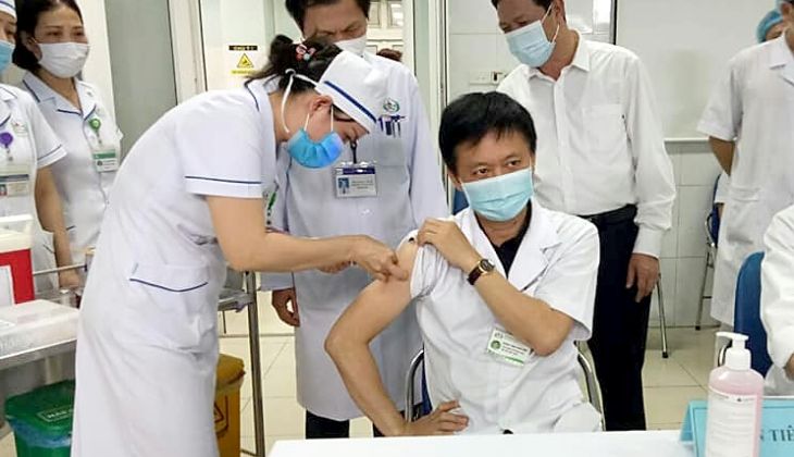 Lãnh đạo Bệnh viện HNĐK Nghệ An tiêm vắc-xin phòng COVID-19