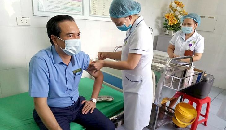 BS CKII Nguyễn Hồng Trường, Giám đốc Bệnh viện ĐK TP Vinh tiêm chủng vắc-xin phòng COVID-19