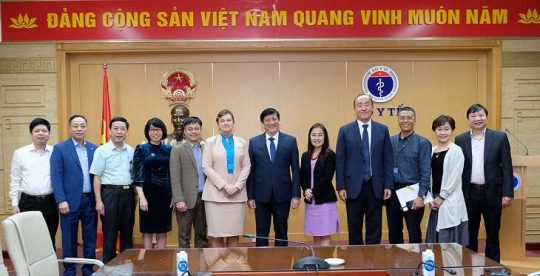 Nỗ lực để có vắc xin phòng COVID -19 cho người dân 7 Bộ trưởng Bộ Y tế Nguyễn Thanh Long, lãnh đạo một số Vụ/Cục/Viện trực thuộc Bộ Y tế chụp ảnh lưu niệm cùng bà Rana Flowers - Trưởng Đại diện UNICEF, ông Kidong Park - Trưởng Đại diện WHO, bà Naomi Kitahara - Trưởng Đại diện UNPFA trong buổi tiếp và làm việc tại Bộ Y tế chiều ngày 1/4 Ảnh:Trần Minh