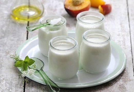 Sử dụng sữa chua hàng ngày - Viêm cổ tử cung nên ăn gì?