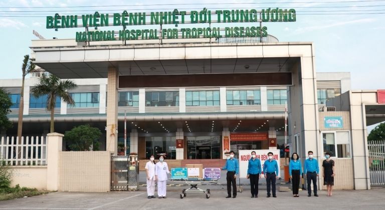 Đồng chí Ngọ Duy Hiểu, Phó chủ tịch Tổng Liên đoàn lao động Việt Nam và đồng chí Phạm Thanh Bình, Chủ tịch Công đoàn Y tế Việt Nam trao hỗ trợ cho đại diện Bệnh viện Bệnh Nhiệt đới Trung ương.