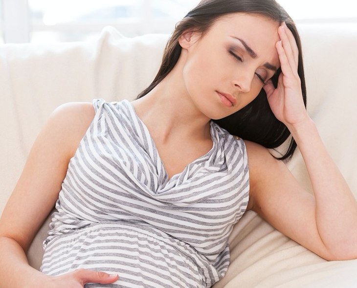 Nội tiết tố kém khi mang thai khiến bà bầu thường xuyên trong tình trạng mệt mỏi, mất ngủ