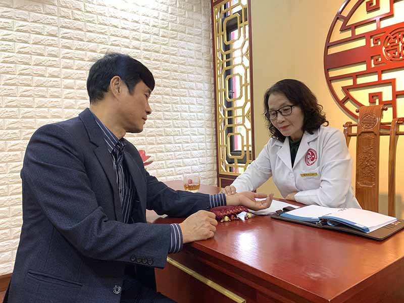 Bệnh nhân được bác sĩ Lê Phương thăm khám